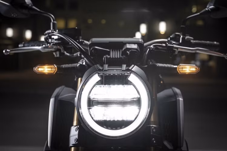 Tương tự đàn anh CB1000R, Honda CB650R Neo Sport Cafe mới sở hữu đèn chiếu sáng dạng LED với đèn ban ngày được tích hợp thẳng vào chóa đèn. Cách bố trí đèn báo rẽ, bảng đồng hồ và hai hốc gió bên bình xăng cũng tương tự người đàn anh. 