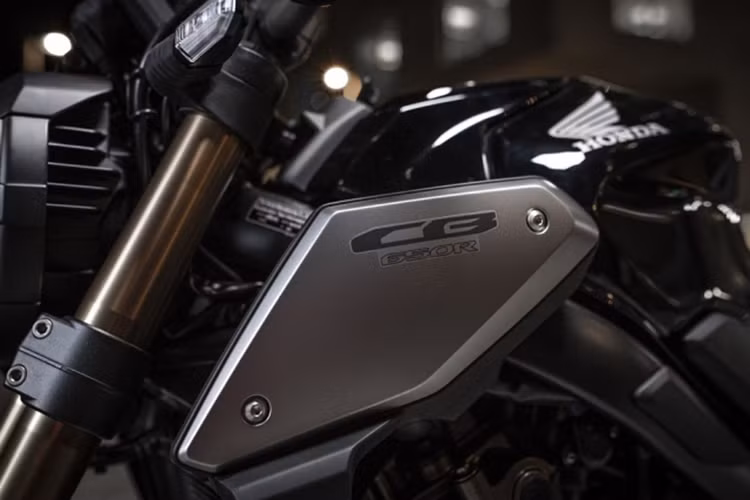 Tổng thể, CB650R có thiết kế khá giống với đàn anh CB1000R mới đang bán ra tại Việt Nam nhờ có cùng thiết kế Neo Sports Cafe và khối động cơ 4 xy-lanh đồ sộ. Tuy nhiên, khác biệt nhỏ của CB650R đến từ việc ống xả đặt gọn gàng, phần đuôi to, ngắn và đèn trước nhô ra. Bình xăng kéo dài và cơ bắp là đặc trưng của phong cách thiết kế này.