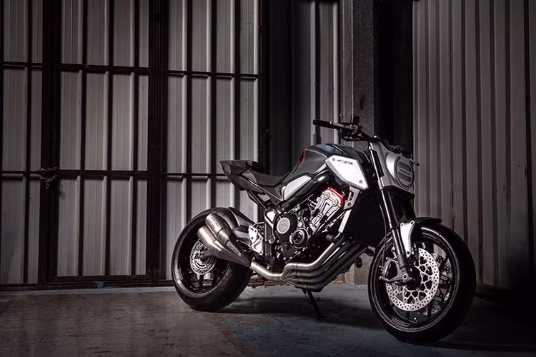 Mẫu xe Honda CB650R 2019 hoàn toàn mới sắp được bán chính hãng tại Việt Nam. Theo thông tin từ phía đại lý môtô phân khối lớn Honda chính hãng tại TP HCM cho hay, mức giá của mẫu xe này sẽ vào khoảng hơn 200 triệu đồng. Đây hiện là dòng xe môtô tầm trung khá "hot".