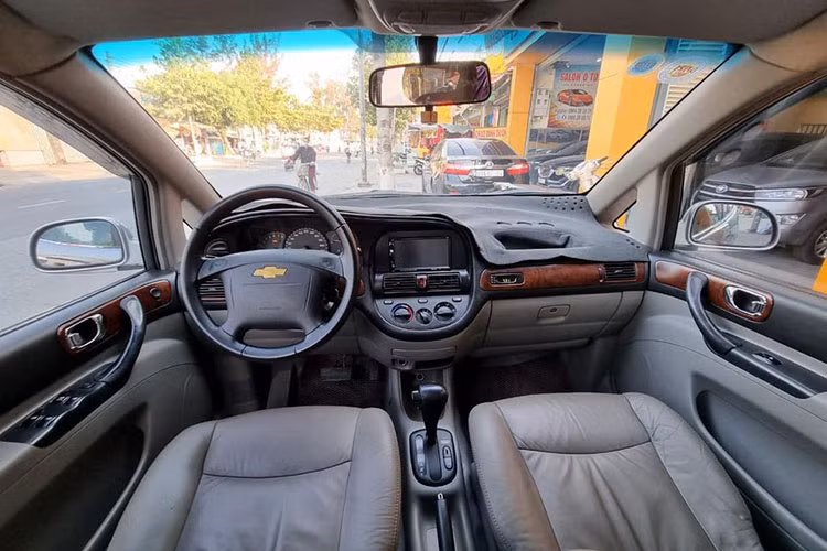 Với dòng xe này, mức giá chào bán trên các sàn xe cũ chỉ loanh quanh trên dưới 100 triệu. Điểm mạnh của Chevrolet Vivant 2008 là không gian nội thất rộng rãi, thoải mái cho 7 người. Hàng ghế thứ 3 có thể gập lại linh hoạt khi cần gia tăng diện tích chứa đồ, phù hợp với gia đình đông thành viên và thường tổ chức những chuyến đi dài ngày.