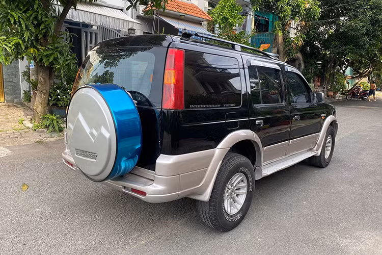 Người dùng Việt chuộng bản máy dầu số sàn 1 cầu nhờ tính hữu dụng, phù hợp với điều kiện địa lý Việt Nam. Sau nhiều năm sử dụng, Ford Everest 7 chỗ ngồi được người dùng đánh giá cao bởi khoang nội thất rộng rãi, máy khỏe, gầm cao. Hiện tại, Ford Everest vẫn là cái tên được nhiều người ưu ái lựa chọn khi tìm đến đại lý mua xe mới.