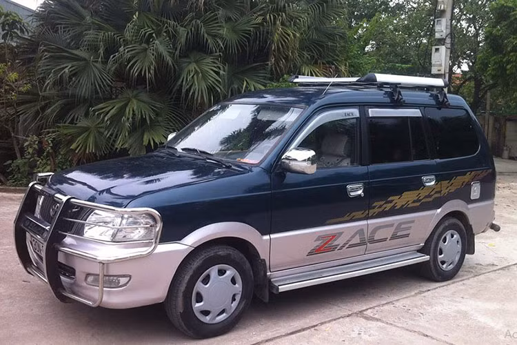  Toyota Zace 2005 Một số chiếc Toyota Zace 2005 tại Hà Nội đang được rao bán với giá 117 triệu đồng. Hoạt động 20 năm nhưng nội thất đẹp, điều hòa mát, "sơn si nét căng". Trước đây, Toyota Zace 2005 là một cái tên ăn khách trong phân khúc xe 7 chỗ tại Việt Nam. Có thời điểm, Zace được ca ngợi là động cơ bền bỉ, ít hỏng vặt.