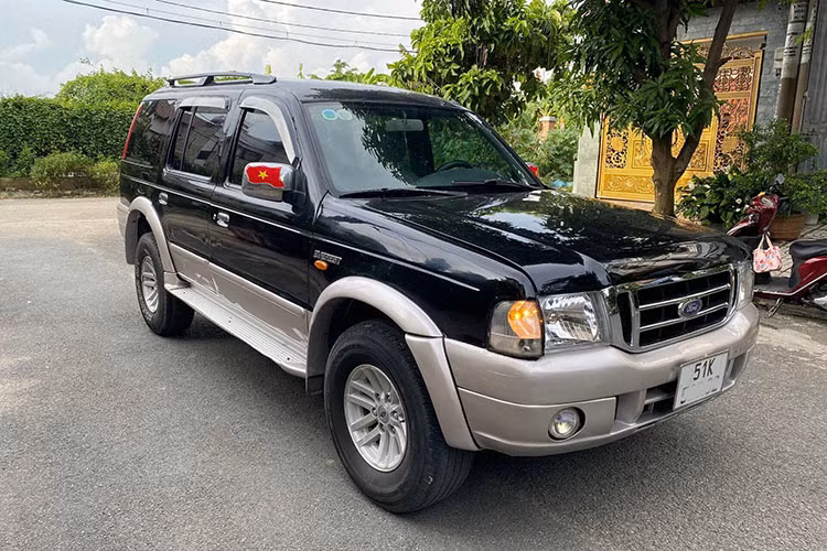  Ford Everest 2006 Trên thị trường xe cũ hiện nay, Ford Everest đời 2006 đang được chủ nhân rao bán với giá 119 triệu - 150 triệu đồng. Với tầm giá này, người mua vẫn dễ dàng lựa được chiếc xe nguyên bản. Chưa từng đâm đụng, ngập nước, nước sơn zin, không mục mọt... Thời điểm 2006, Ford Everest trở thành mẫu xe đa dụng đầu tiên của Ford có mặt tại Việt Nam. Xe có 3 phiên bản gồm 2 bản máy dầu và 1 bản máy xăng.