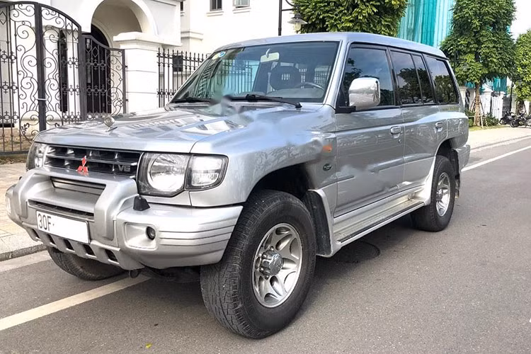  Mitsubishi Pajero 2005 Mitsubishi Pajero đời 2005 cũng là một gợi ý tốt cho những ai đang tìm kiếm chiếc SUV tầm giá hơn 100 triệu đồng. Khảo sát mặt bằng chung, những chiếc Mitsubishi Pajero 3 2005 vẫn giữ được sự ổn định ở ngoại thất, keo chỉ vẫn còn nguyên bản sau nhiều năm sử dụng. Quan trọng là dòng xe này ít gặp lỗi vặt.
