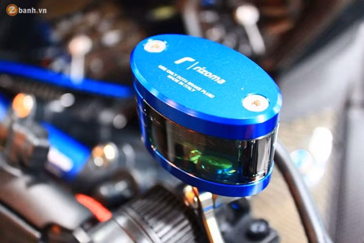 Kết hợp với phần đầu "cực ngầu" là bình dầu Rizoma Next "hàng hiệu" nổi bật, đi kèm với đó là hàng loạt các trang bị như; ốc, dây dầu...