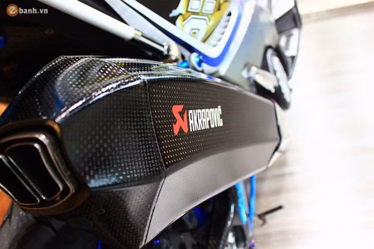 Không chỉ lấy lại chiếc pô Akrapovic từ mẫu siêu xe môtô Kawasaki H2R, cổ pô mới trang bị trên Yamaha Tmax còn được độ Titanium cực chất.