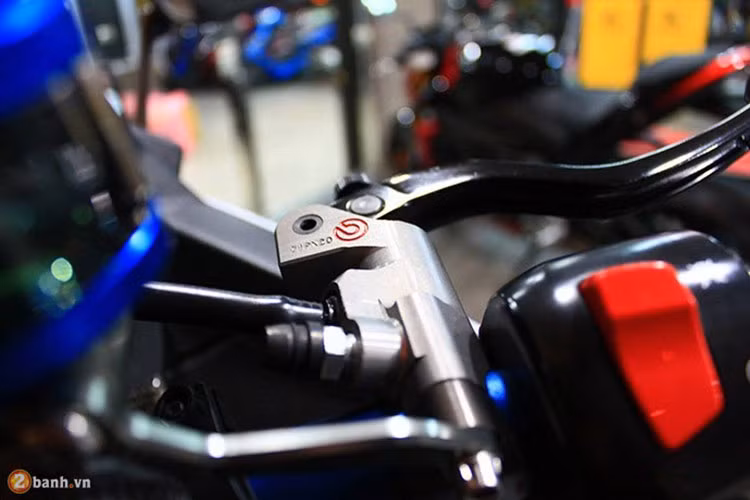 Sở hữu kiểu dáng to lớn nhưng thiết kế đậm chất thể thao , Yamaha TMax được trang bị yếm trước được làm mới cùng phần đầu với kính núp gió đẩy cao. Mũi xe thêm phần ấn tượng với đèn LED chạy ngày.