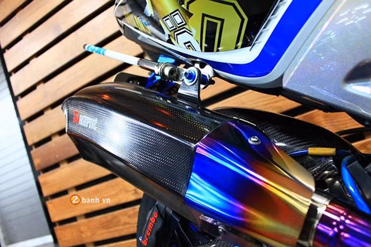 Ngoài các chi tiết, phụ kiện nhỏ - chiếc xế được trang bị thêm pô Akrapovic "hàng thửa" lấy từ siêu môtô Kawasaki H2R cho xe thêm mạnh mẽ và âm thanh của xe cũng thêm uy lực hơn so với nguyên bản.