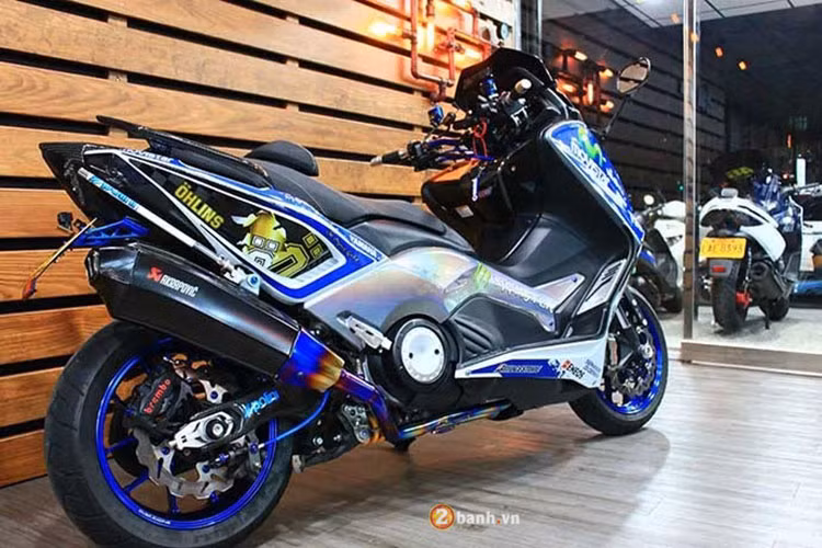 Với kích thước tổng thể to lớn nhưng bù lại thiết kế đậm chất thể thao và phong cách , chiếc Yamaha T-Max độ đã trở nên ấn tượng hơn khi được độ lên trên mình dàn áo tem đấu của đội đua Yamaha Movistar và được trang bị hàng loạt đồ chơi hàng hiệu.