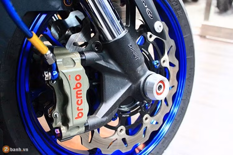 Dàn chân trước thuộc dạng "khủng" khi được chủ nhân độ lại hàng loạt đồ chơi với; phanh đĩa Galfer và heo Brembo HP, chụp cốt trước Rizoma. Thay đổi cặp phuộc bằng cặp phuộc Upside Down Showa từ Kawasaki ZX-10R.