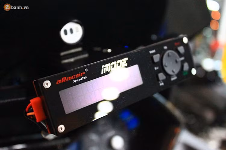 Trang bị nổi bật cho cụm tay là tay thắng Brembo Billet, Ngoài ra, nó còn được chủ nhân trang bị thêm đồng hồ aRacer với các chế độ tùy chỉnh thêm giúp chiếc xe kiểm soát tốc độ, nhiên liệu, thông số... tốt hơn.