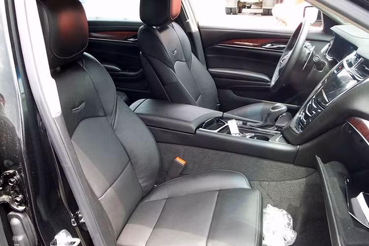 Toàn bộ nội thất cùng hàng ghế trước, sau được bọc da đen cao cấp, bên cạnh đó một số chi tiết được ốp gỗ sang trọng.
