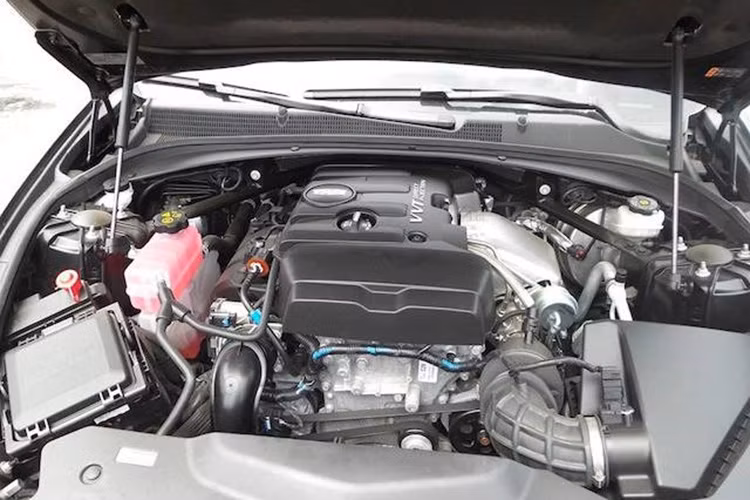 Ngoài ra, nó còn sở hữu hộp số tự động 8 cấp với lẫy chuyển số trên vô-lăng, đi kèm tùy chọn hệ dẫn động cầu sau hoặc bốn bánh. Chiếc Cadillac CTS 2015 này được một showroom tại TP HCM nhập về nhưng không tiết lộ giá nhập và giá bán.