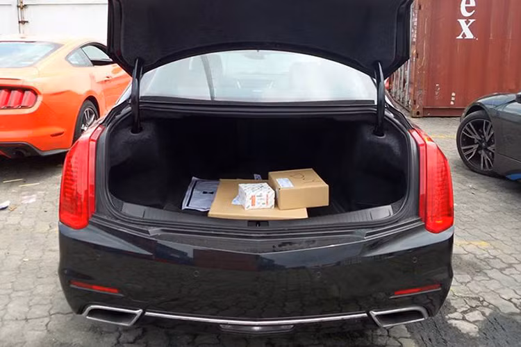 Để đảm bảo an toàn cho người sử dụng, Cadillac đã ứng dụng tính năng hỗ trợ đỗ xe vuông góc cho CTS 2015. Đây là tính năng bổ sung cho hệ thống hỗ trợ đỗ xe tự động sẵn có của Cadillac CTS 2015.