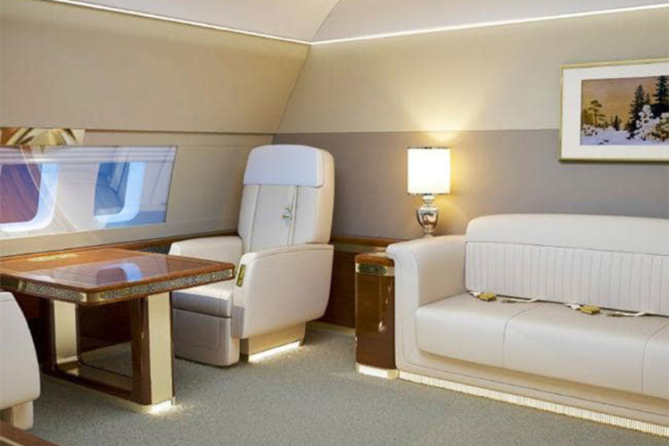 Nội thất trong máy bay đi theo phong cách cổ điển mới với ghế sofa và ghế dựa bọc da, kết hợp cùng đồ trang trí tinh vi có thiết kế vàng. Hơn nữa, những máy bay này còn có hệ thống liên lạc tân tiến cho phép chúng hoạt động như một trung tâm chỉ huy trong trường hợp khẩn cấp.