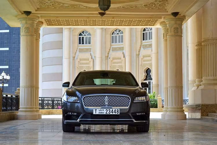 Chiếc xe sedan Lincoln Continental tầm trung của Mỹ có lợi thế với không gian nội thất rộng rãi, sang trọng và đầy đủ tiện nghi. Khi di chuyển, cabin của nó cực kỳ yên tĩnh và mang lại cảm giác thư thái cho người sử dụng. Ngoài ra, nội thất của chiếc xe còn được đắp lên không ít chất liệu đắt tiền, góp phần tôn lên sự cao cấp, sang trọng.