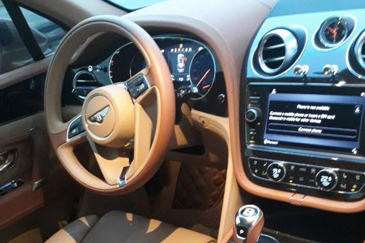 Bên trong khoang lái của chiếc SUV siêu sang Bentley Bentayga màu vàng đồng này là "nội y" gam màu da bò kết hợp cùng gỗ quý hiếm. Ngoài ra còn phải kể đến hệ thống giải trí đỉnh cao Bentley Rearseat Entertainment Specification với 2 màn hình LCD 10 inch cho hàng ghế sau và hệ thống loa Naim cao cấp. 
