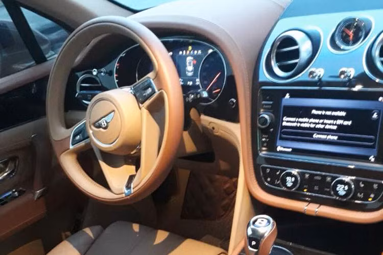 Bên trong khoang lái của chiếc SUV siêu sang Bentley Bentayga màu vàng đồng này là "nội y" gam màu da bò kết hợp cùng gỗ quý hiếm. Ngoài ra còn phải kể đến hệ thống giải trí đỉnh cao Bentley Rearseat Entertainment Specification với 2 màn hình LCD 10 inch cho hàng ghế sau và hệ thống loa Naim cao cấp. 