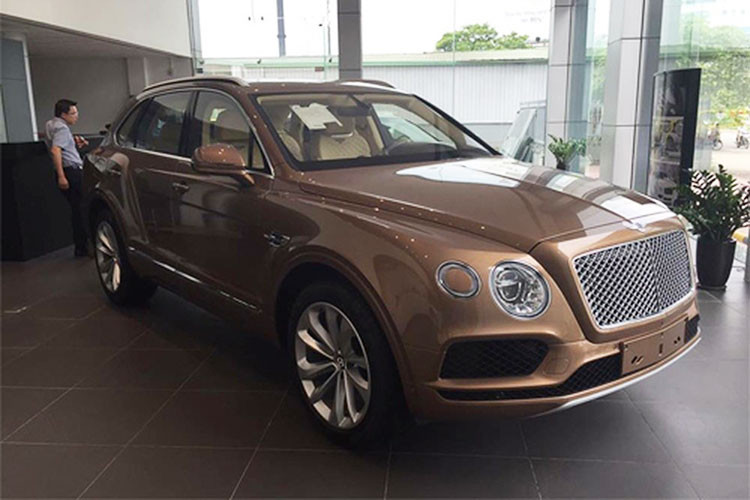 Tại Anh, một chiếc Bentley Bentayga phiên bản cơ bản có giá lên tới 230.000 USD. Tuy nhiên do có động cơ lên tới 6.0l, giá của mỗi chiếc Bentayga có thể đắt gấp 4 khi về tới thị trường ôtô Việt do nó phải chịu mức thuế TTĐB lên tới 130%. Giá xe Bentley Bentayga chính hãng tại Việt Nam khoảng hơn 20 tỷ đồng, còn tại các đại lý tư nhân sẽ thấp hơn.