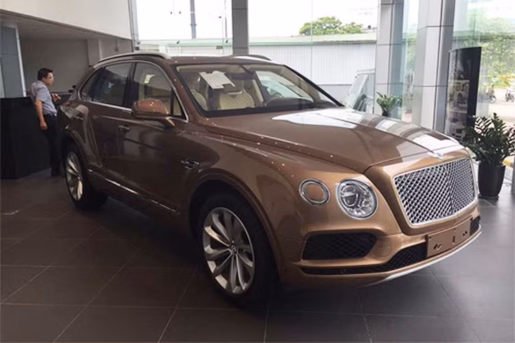Tại Anh, một chiếc Bentley Bentayga phiên bản cơ bản có giá lên tới 230.000 USD. Tuy nhiên do có động cơ lên tới 6.0l, giá của mỗi chiếc Bentayga có thể đắt gấp 4 khi về tới thị trường ôtô Việt do nó phải chịu mức thuế TTĐB lên tới 130%. Giá xe Bentley Bentayga chính hãng tại Việt Nam khoảng hơn 20 tỷ đồng, còn tại các đại lý tư nhân sẽ thấp hơn.