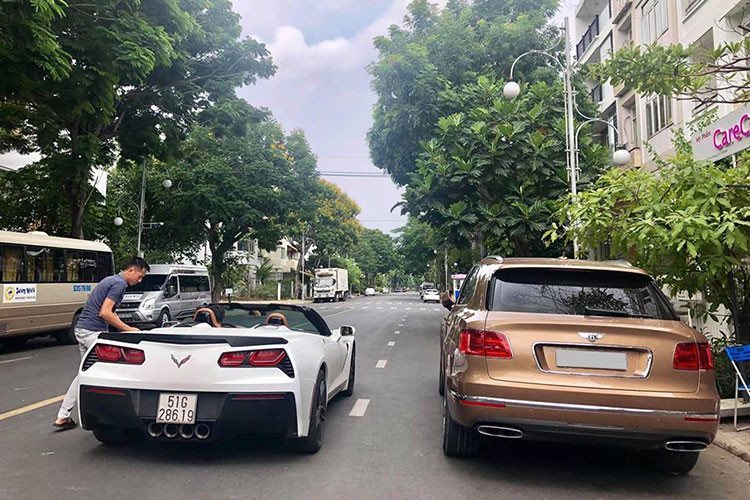 Bentayga cũng đã dược Bentley trang bị cho khá nhiều các hệ thống hỗ trợ gia tăng trải nghiệm sau tay láy như trợ lực lái điện tử (Electric Power-Assisted Steering - EPAS), hỗ trợ đổ dốc Hlii Descent Control, hệ thống treo khí nén Multi-mode 4 chế độ. Chế độ lái Dynamics mode và tùy chọn Responsive Off-road settings của Bentley mang đến khả năng điều khiển xe tốt nhất cả trên đường đô thị, thành phố hay đường dã ngoại.