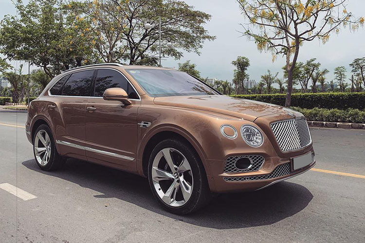 Hiện tại, số lượng SUV siêu sang Bentley Bentayga tại Việt Nam đã trên 26 chiếc. Trong đó, chỉ có dưới 5 chiếc mang bộ áo màu vàng đồng. Đối lập với bộ áo hiếm có này, chiếc SUV siêu sang Bentley Bentayga còn có nhiều chi tiết mạ crôm ở lưới tản nhiệt, nẹp cửa hay nẹp bên hông xe, chụp ống xả và cả bộ mâm 22 inch 5 chấu kép.