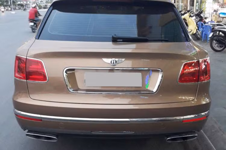 Như vậy, sau khi từng sở hữu 2 siêu xe độ độc nhất Việt Nam là Audi R8 Prior Design và Ferrari 458 Italia Liberty Walk, đại gia trẻ tuổi ở Bến Tre đã có trải nghiệm trên mẫu SUV siêu sang đầu bảng Bentley Bentayga.