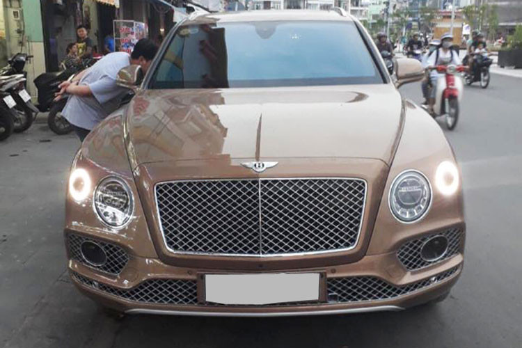 Mới đây, một chiếc SUV siêu sang Bentley Bentayga màu vàng đồng đã được vận chuyển vào Nam và nhanh chóng được một đại gia miền Tây sông nước sở hữu. Theo tìm hiểu thì vị đại gia này sống tại Bến Tre và khá đam mê các dòng xe môtô phân khối lớn.