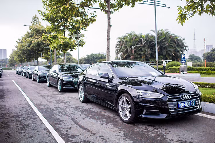 8 năm trước, Diễn đàn Kinh Tế Thế Giới năm 2010 cũng đã lựa chọn Audi Việt Nam là đối tác chính thức khi Việt Nam đóng vai trò là nước chủ nhà tổ chức hội nghị WEF về Đông Nam Á tại TP HCM. Năm ngoái hãng xe sang Đức cũng đã được lựa chọn là nhà tài trợ xe chính thức cho sự kiện APEC 2017 với tầm cỡ quốc tế.