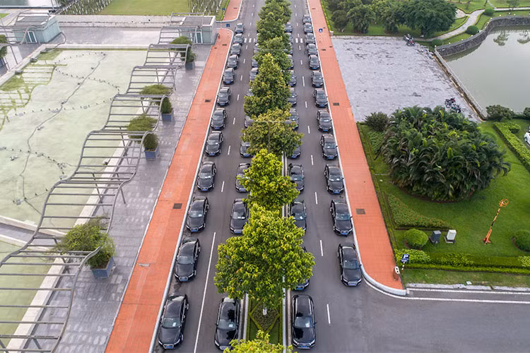 Sản sinh công suất 190 mã lực và mô-men lớn tới 320Nm, Audi A4 2.0 TFSI có thể tăng tốc từ 0 đến 100 km/h trong 7,3 giây. Là một trong số những mẫu sedan dài nhất trong phân khúc với chiều dài hơn 4,7 m, A4 được trang bị đa dạng cho không gian nội thất với sức chứa lớn.