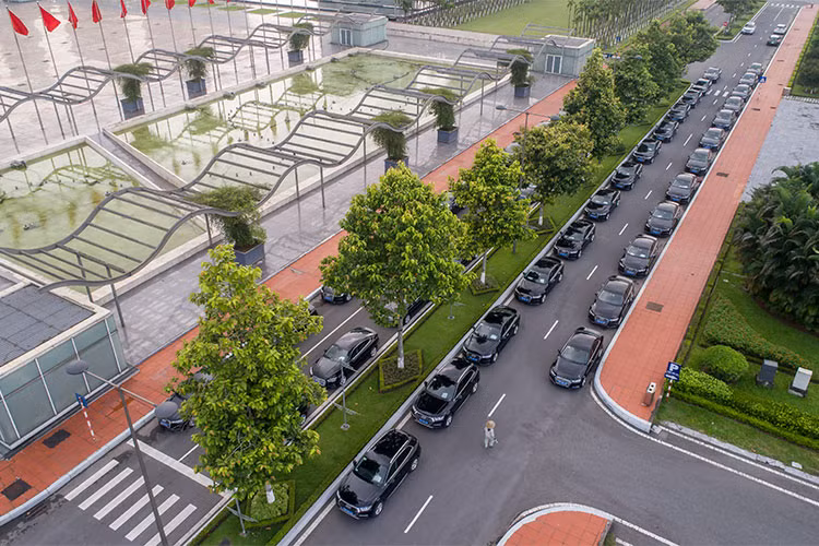 Mẫu xe sedan hạng sang Audi A6 1.8 TFSI có công suất 190 mã lực cùng dải mô-men xoắn 320 Nm. Chiếc A6 có thể tăng tốc từ 0 đến 100 km/h chỉ trong 7,9 giây. Với hơn 4,9 m chiều dài, chiếc A6 mở ra một không gian nội thất đặc biệt rộng rãi với khả năng chứa hành lý đa dạng.