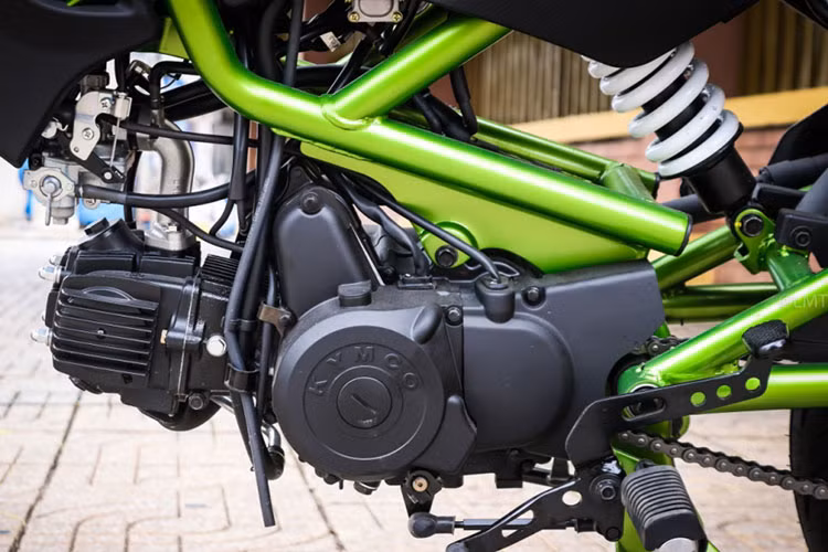 Hãng xe máy Kymco trang bị cho dòng xe này khối động cơ 4 thì, xi lanh đơn. Dung tích của xe là 50 phân khối (khá tiết kiệm nhiên liệu), cho công suất 2,4 mã lực tại vòng tua 7.500 vòng/phút. Hệ thống làm mát bằng không khí, đi kèm hộp số 4 cấp cùng cần đạp khởi động.