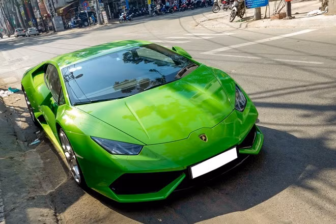 Huracan là siêu xe được nhiều đại gia tại khu vực phía Nam ưa thích. Chiếc xe này có màu sắc giống hệt với chiếc Lamborghini Huracan thứ 2 tại Việt Nam, hiện thuộc sở hữu của thiếu gia Phan Thành.
