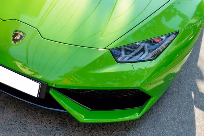 Tuy nhiên điểm khác biệt trên siêu xe này chính là nắp động cơ bằng kính cường lực trong suốt. Đây là một tùy chọn thêm, trong khi phiên bản cơ sở sử dụng nắp nhựa.