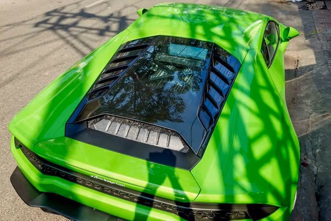 Xe sở hữu dàn đèn pha trước full LED là cải tiến so với thế hệ trước đây. Bên cạnh đó, chiều cao siêu xe này chỉ 1,165 mm, ngang hông người lớn.