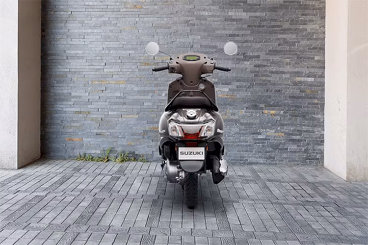 Về sức mạnh, Suzuki Access 125 được trang bị khối động cơ xy lanh đơn dung tích 124cc, loại SOHC làm mát bằng dung dịch. Khối động cơ này sản sinh công suất tối đa là 8,7ps tại 6750 vòng/phút và mômen xoắn cực đại là 10Nm tại 5000 vòng/phút.