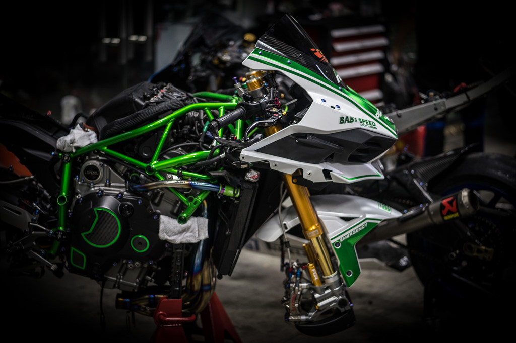 Để có được diện mạo mới, toàn bộ dàn áo của Kawasaki Ninja H2 được tháo rời. Các thợ decal dán tỉ mỉ từng chi tiết giúp chiếc xe có độ hoàn thiện cao hơn.