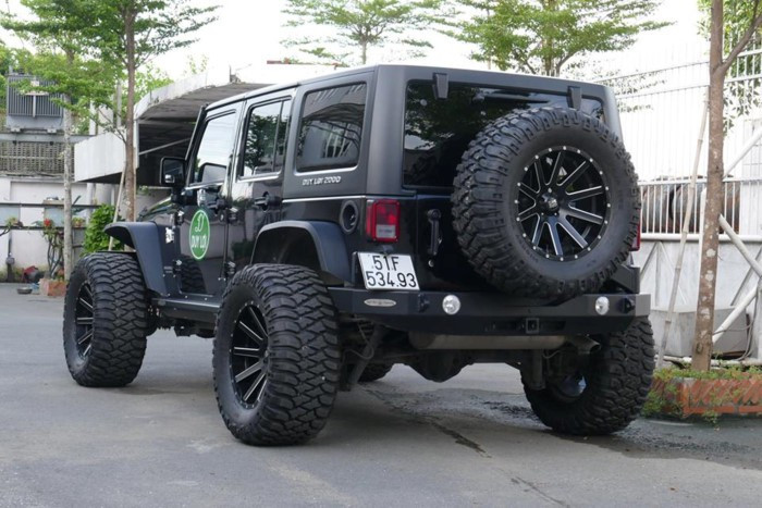 Động cơ trang bị cho phiên bản Jeep Wrangle là V6 3.6L, dẫn động 4 bánh với cần số cài cầu riêng biệt, hộp số tự động, công suất cực đại là 285 mã lực và mô-men xoắn lớn nhất 352 Nm. Mức tiêu thụ nhiên liệu trong thành phố khoảng 14,7 lít/100km và đường cao tốc là 11,2 lít/100km.