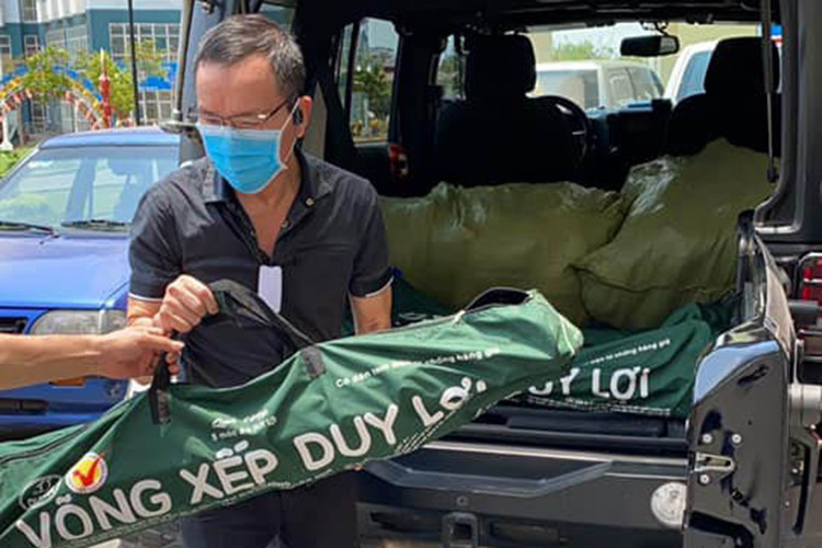 Phần đầu xe có thêm dàn khung chắn bảo vệ cùng với dàn đèn LED chiếu sáng cực mạnh ở đầu xe, trên ca-pô và cả trên kính chắn gió. “Độc” nhất chính là đầu bò trang trí phía trước cho đầu xe thêm phần hầm hố. Xe cũng được chủ nhân trang bị bộ lốp địa hình Nitto 40/15.5/R20 cho cả 4 bánh đi kèm với bộ vành độ.