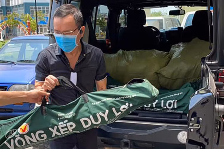 Phần đầu xe có thêm dàn khung chắn bảo vệ cùng với dàn đèn LED chiếu sáng cực mạnh ở đầu xe, trên ca-pô và cả trên kính chắn gió. “Độc” nhất chính là đầu bò trang trí phía trước cho đầu xe thêm phần hầm hố. Xe cũng được chủ nhân trang bị bộ lốp địa hình Nitto 40/15.5/R20 cho cả 4 bánh đi kèm với bộ vành độ.