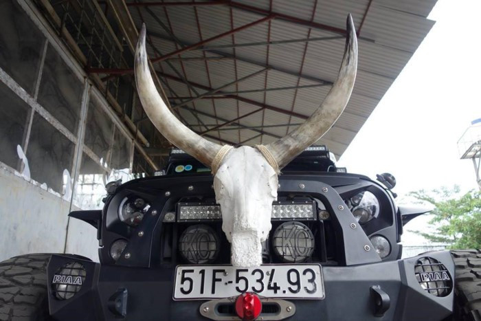 Nội thất bên trong xe được thiết kế đơn gian nhưng chắc chắn sẽ làm hài lòng bất cứ tín đồ nào đam mê Jeep và ham muốn dịch chuyển, các chi tiết chủ yếu vẫn là màu đen và một số nhấn nhá mạ bạc. ệ thống giải trí trên xe được trang bị một màn hình đa phương tiện kết nối với với các thiết bị cầm tay, hức năng điều khiển bằng giọng nói... Vô lăng xe dạng 3 chấu thể thao cũng được trang bị các nút bấm tiện ích.