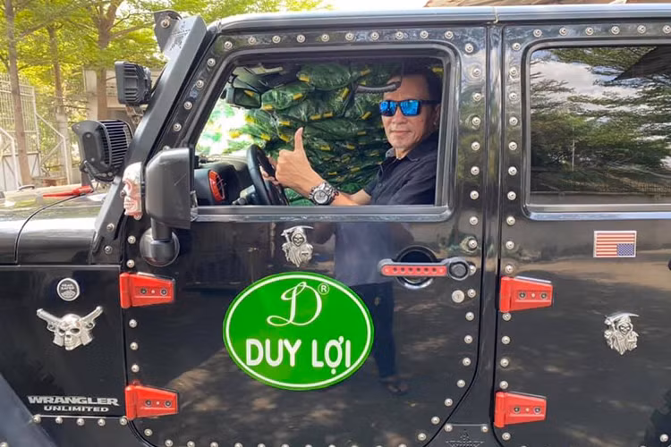 Chiếc xe địa hình Jeep Wrangler phiên bản Unlimited Sport độ cực dị của ông chủ Duy Lợi lại đảm nhận công việc làm xe vận chuyển võng xếp. Đáng chú ý chính là việc chiếc xe được chất đầy 1.000 võng xếp ở trong khoang lái để mang đến cho những người tại khu phòng chống dịch. 