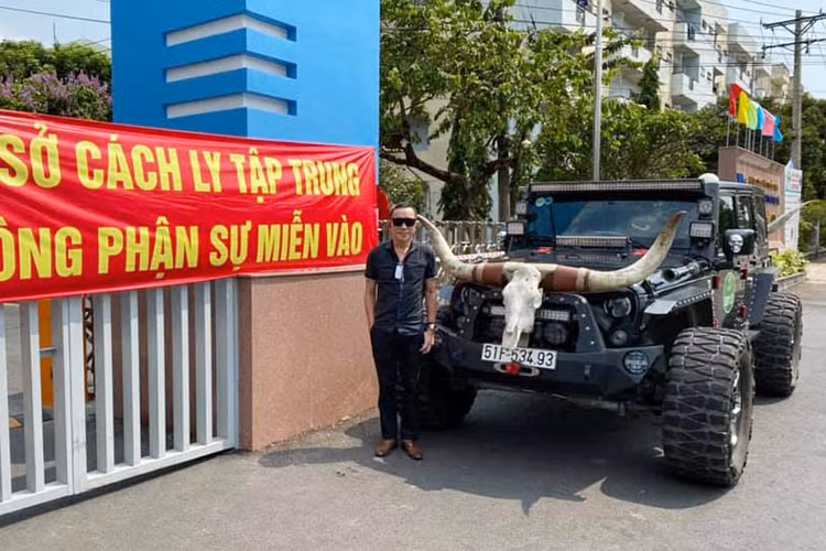 Jeep Wrangler do khung cho vong xep phong dich COVID-19