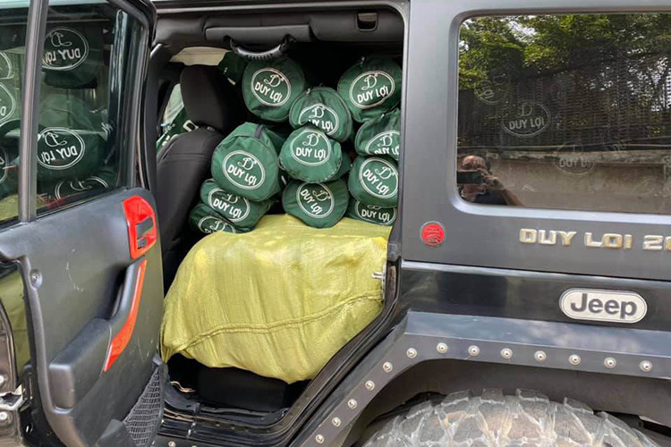 Chiếc Jeep Wrangler Unlimited Sport được ông chủ Duy Lợi thường xuyên chở võng xếp có nhiều chi tiết độ hầm hố. Xe sở hữu ngoại thất màu đen. Nhiều chi tiết như tay nắm cửa, vành xe và đèn phía trước có màu đỏ tương phản với màu ngoại thất khá đặc biệt.