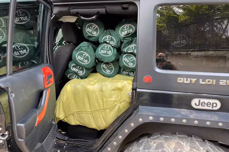 Chiếc Jeep Wrangler Unlimited Sport được ông chủ Duy Lợi thường xuyên chở võng xếp có nhiều chi tiết độ hầm hố. Xe sở hữu ngoại thất màu đen. Nhiều chi tiết như tay nắm cửa, vành xe và đèn phía trước có màu đỏ tương phản với màu ngoại thất khá đặc biệt.