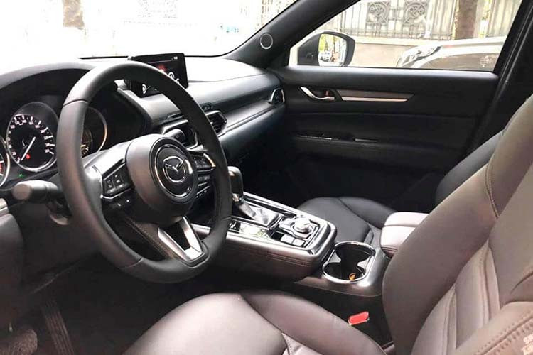 Mazda CX-8 sẽ cạnh tranh với các mẫu xe 5+2 mà điển hình là Hyundai Santa Fe, và vẫn có khoảng cách nhất định nếu so với Toyota Fortuner hay Ford Everest. Về thiết kế, Mazda CX-8 có phần đầu xe không khác biệt nhiều so với CX-5.