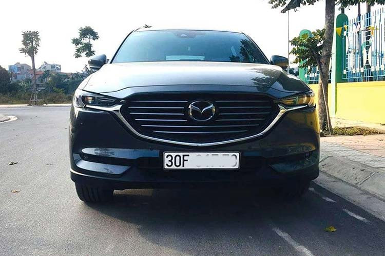 Về kích thước, Mazda CX-8 có các số đo dài x rộng x cao lần lượt là 4.900 x 1.840 x 1.730 mm. So với Mazda CX-9, Mazda CX-8 ngắn hơn 175 mm, tuy nhiên không gian nội thất bên trong không thay đổi nhiều. So với đối thủ cùng phân khúc, chiều dài cơ sở Mazda CX-8 dài hơn Fortuner 185 mm, dài hơn Everest 165 mm.