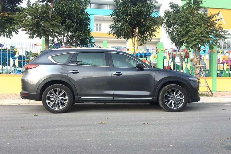 Mazda CX-8 bổ sung thêm lựa chọn cho người tiêu dùng ở phân khúc SUV 7 chỗ, và lấp đầy khoảng trống mà Mazda CX-5 (vốn có 5 chỗ ngồi) để lại. Mazda CX-8 là lựa chọn ngay trên CX-5, với khác biệt lớn nhất là thêm hàng ghế thứ 3 với 2 vị trí ngồi.