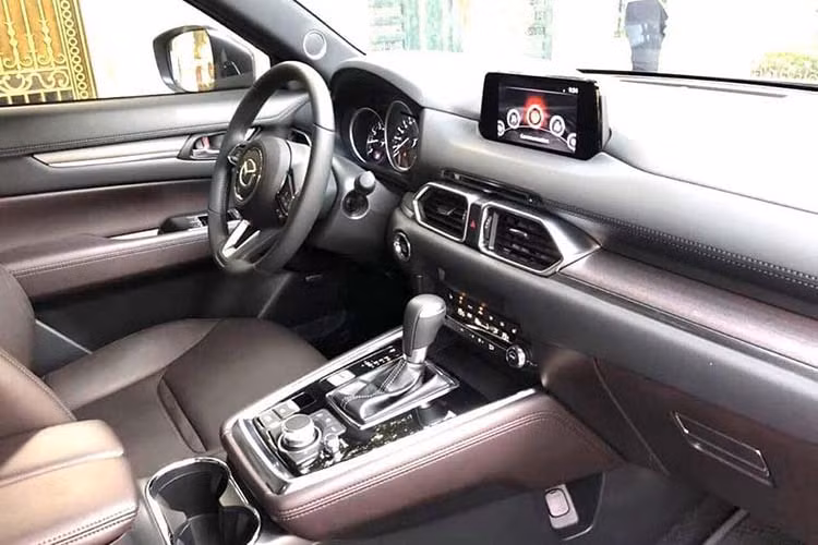 Nhìn từ phía trước, khó có thể nhận dạng đâu là CX-5 và đâu là CX-8. Ở phần đuôi xe, Mazda CX-8 có đôi chút khác biệt so với người anh em CX-5, vẫn với thiết kế thể thao khá bắt mắt, bù lại là sự hi sinh không gian bên trong, mà cụ thể là hàng ghế thứ 3.