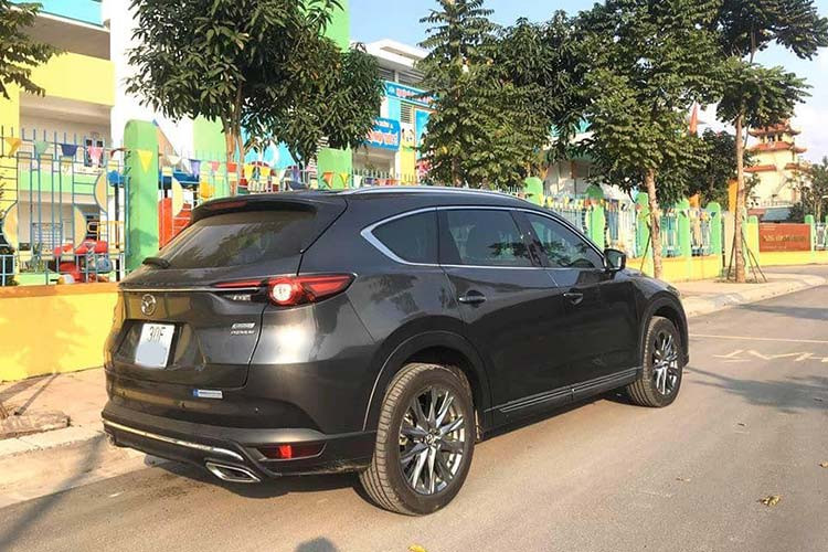 So với Mazda CX-5, Mazda CX-8 dài hơn 350 mm, cao hơn 50 mm và có bề ngang tương đương. Giữ nguyên bề ngang, không gian bên trong xe của CX-8 vì vậy không cải thiện quá nhiều so với CX-5, ngoài việc có thêm hàng ghế thứ 3.